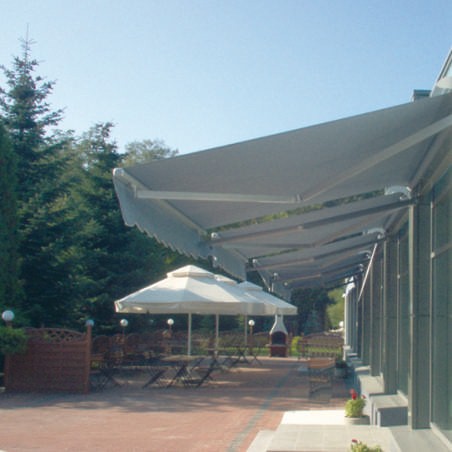 Store banne semi-coffre gris pose sur mesure terrasse Ile-de-France