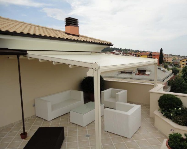 Store banne terrasse ombrage pose sur mesure maison Val-de-Marne