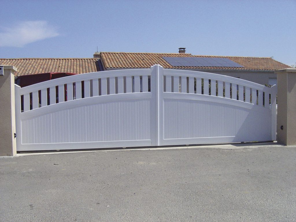 Portail PVC coulissant sur mesure — photo de réalisation client