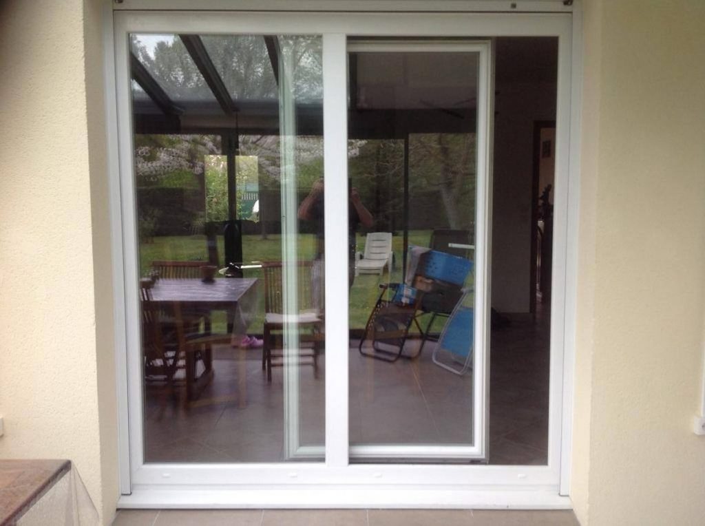 Baie vitree coulissante pvc blanche veranda jardin pose sur mesure