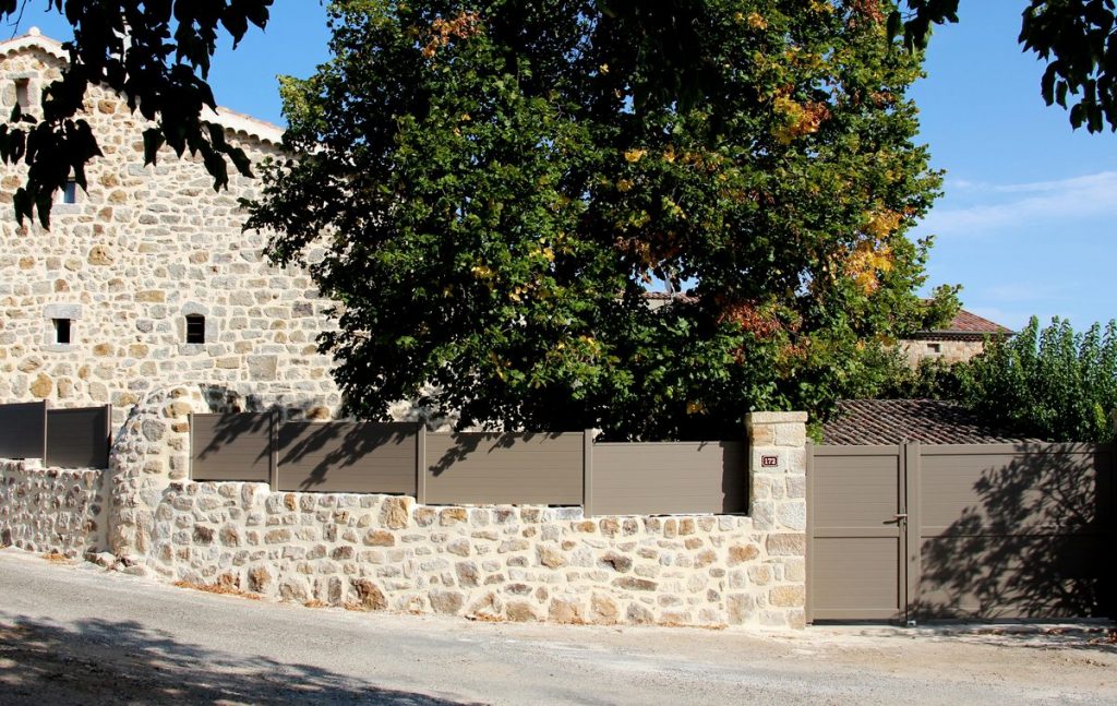 Cloture aluminium gris beige muret pierre maison traditionnelle