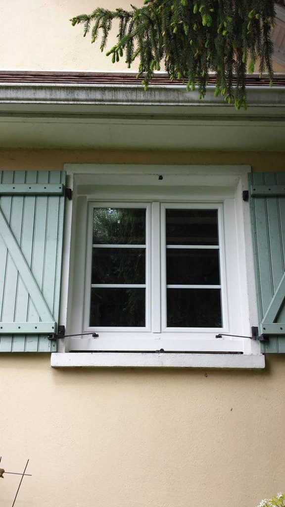 Fenetre pvc blanche volets battants bois renovation ile de france