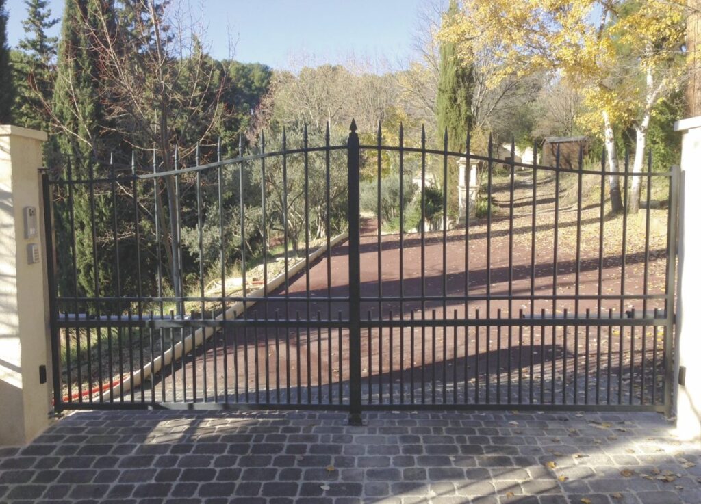 Portail acier battant sur mesure — photo de réalisation client (Val-de-Marne)