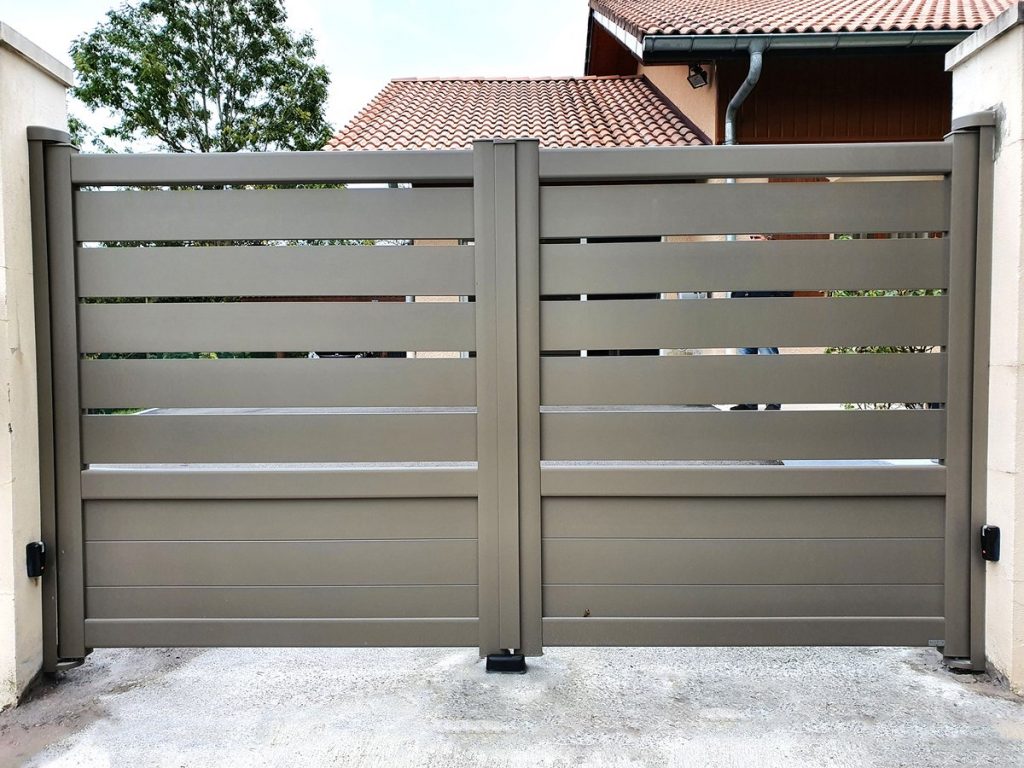 Portail aluminium battant gris quartz residence ile de france