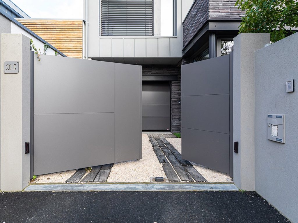 Portail aluminium battant plein architecte maison moderne