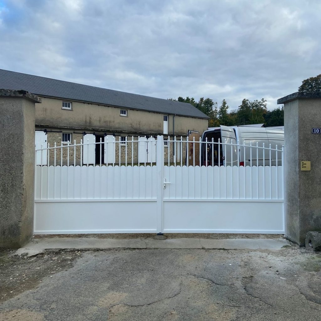 Portail battant pvc blanc barreaudage tradition pose sur mesure