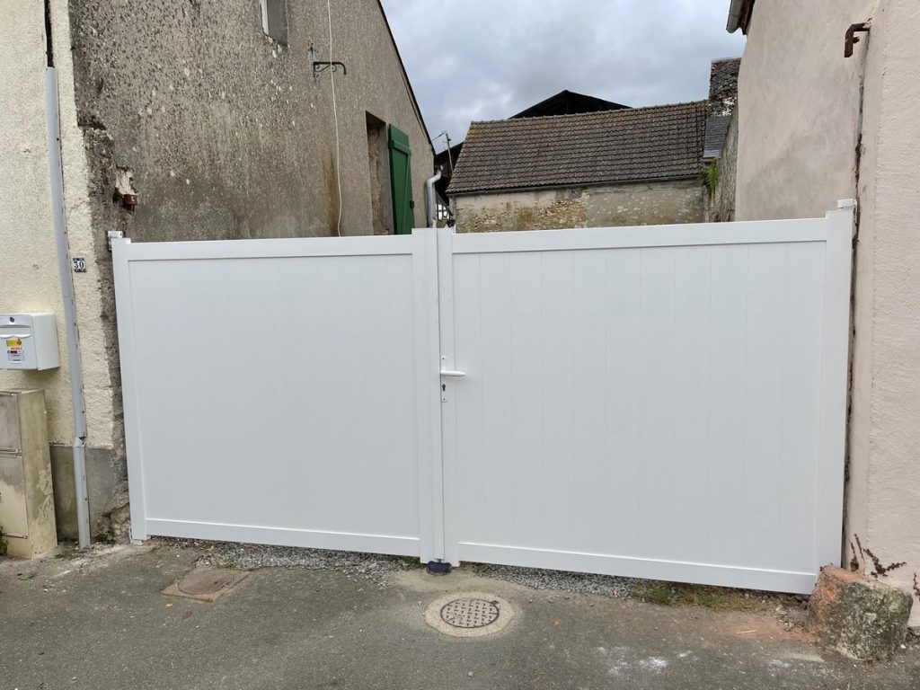 Portail battant pvc blanc plein pose maison ile de france