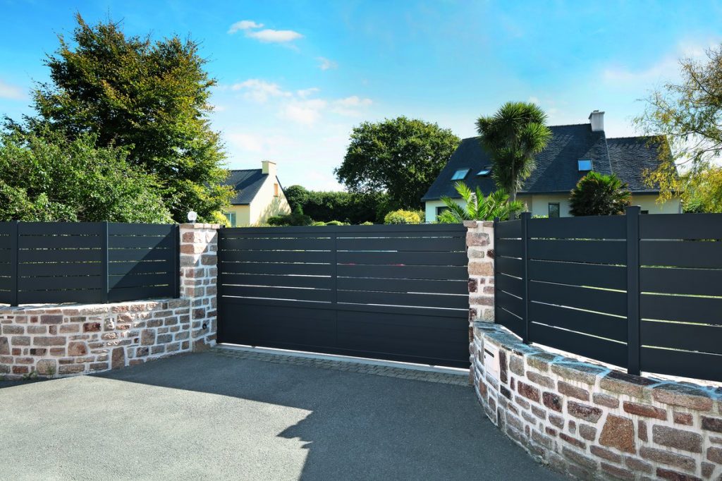 Portail coulissant aluminium avec cloture assortie gris anthracite