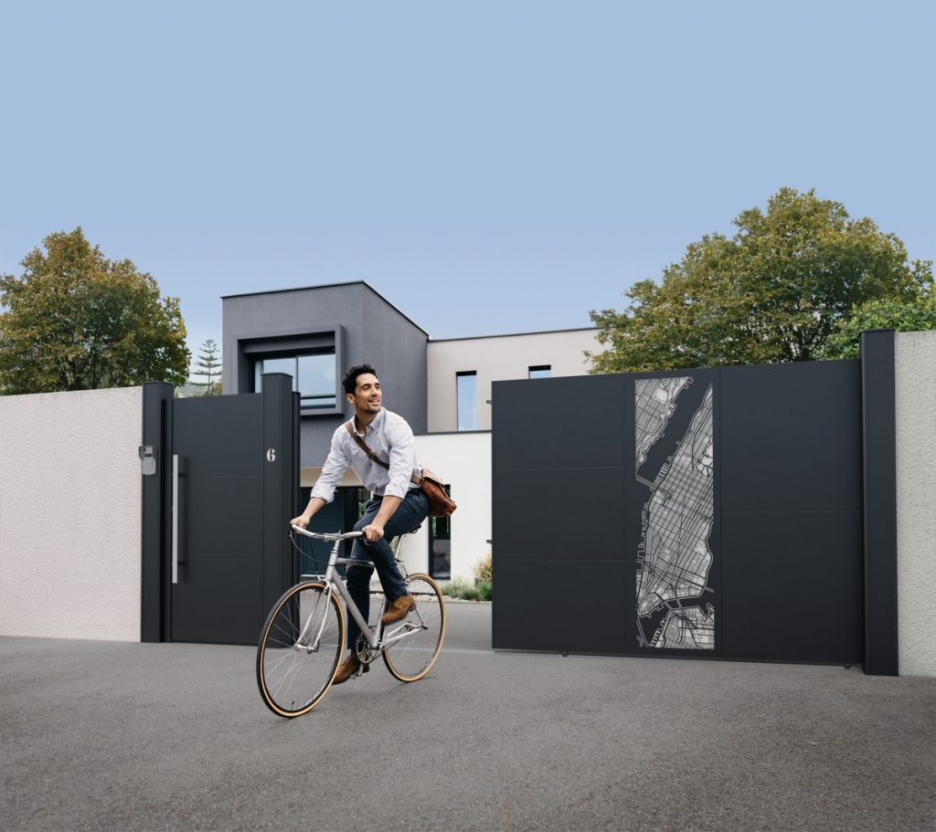 Portail coulissant aluminium noir design architecte avec portillon