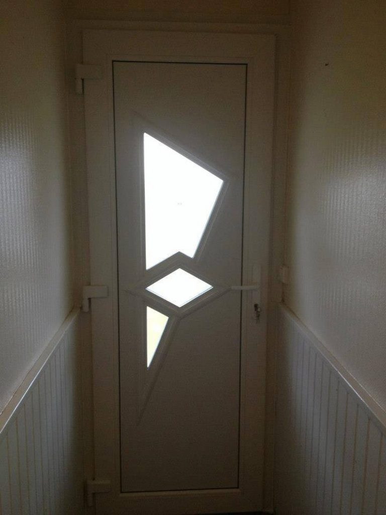 Porte entree pvc blanche design geometrique vitrage pose