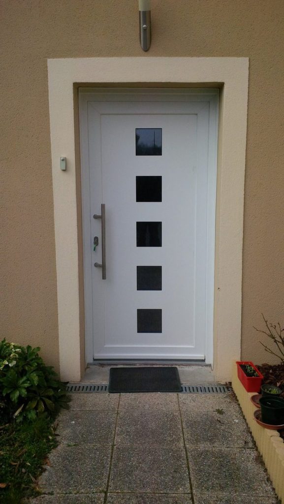 Porte entree pvc blanche hublots carres design moderne pose pavillon