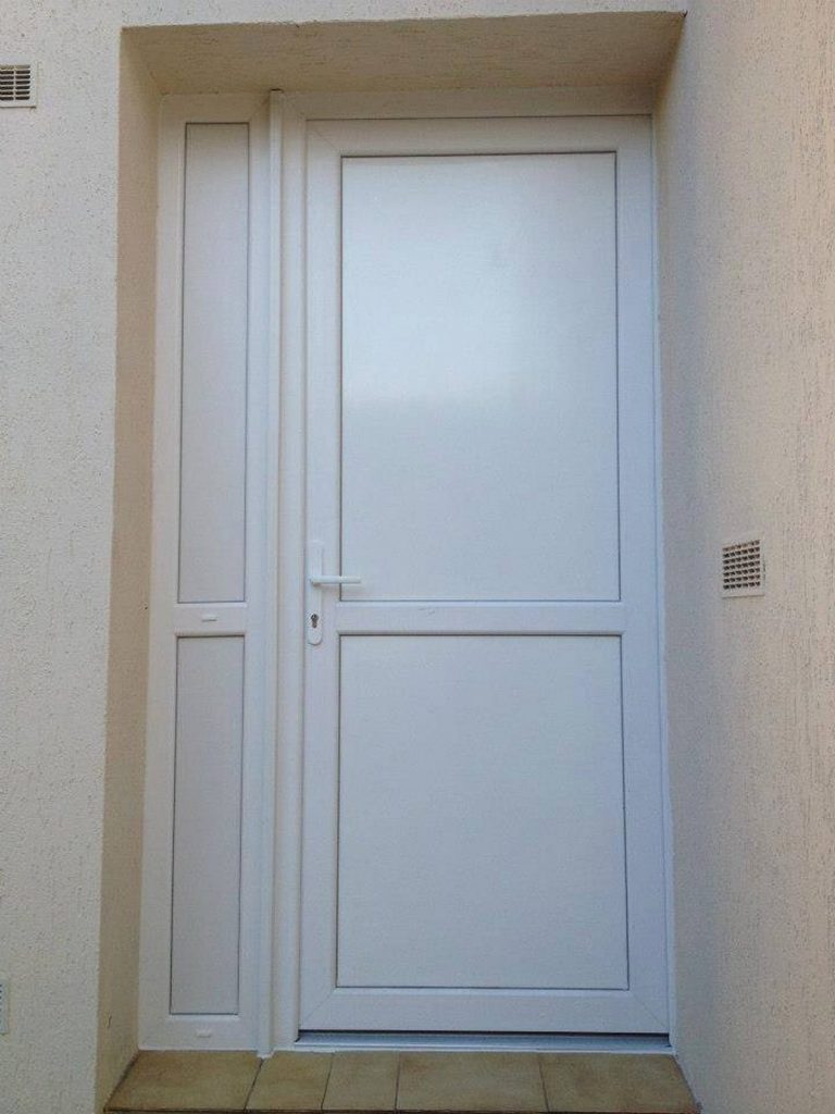 Porte entree pvc blanche tierce laterale pose maison ile de france