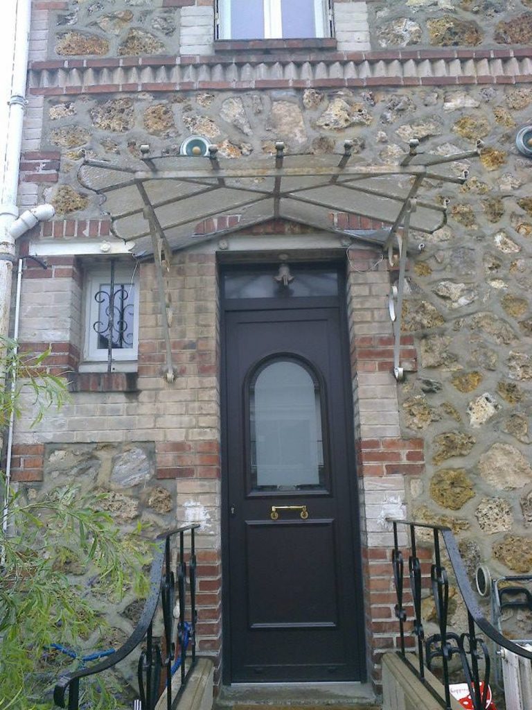 Porte entree pvc gris anthracite marquise fer forge maison pierre
