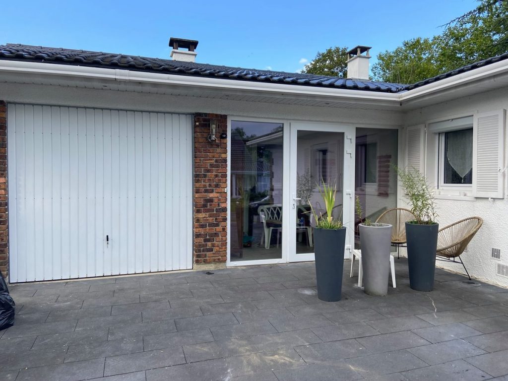 Porte garage basculante blanche baie vitree maison moderne pose