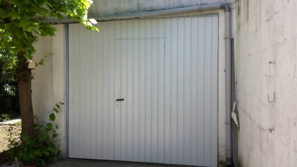 Porte garage basculante blanche lames verticales pose maison