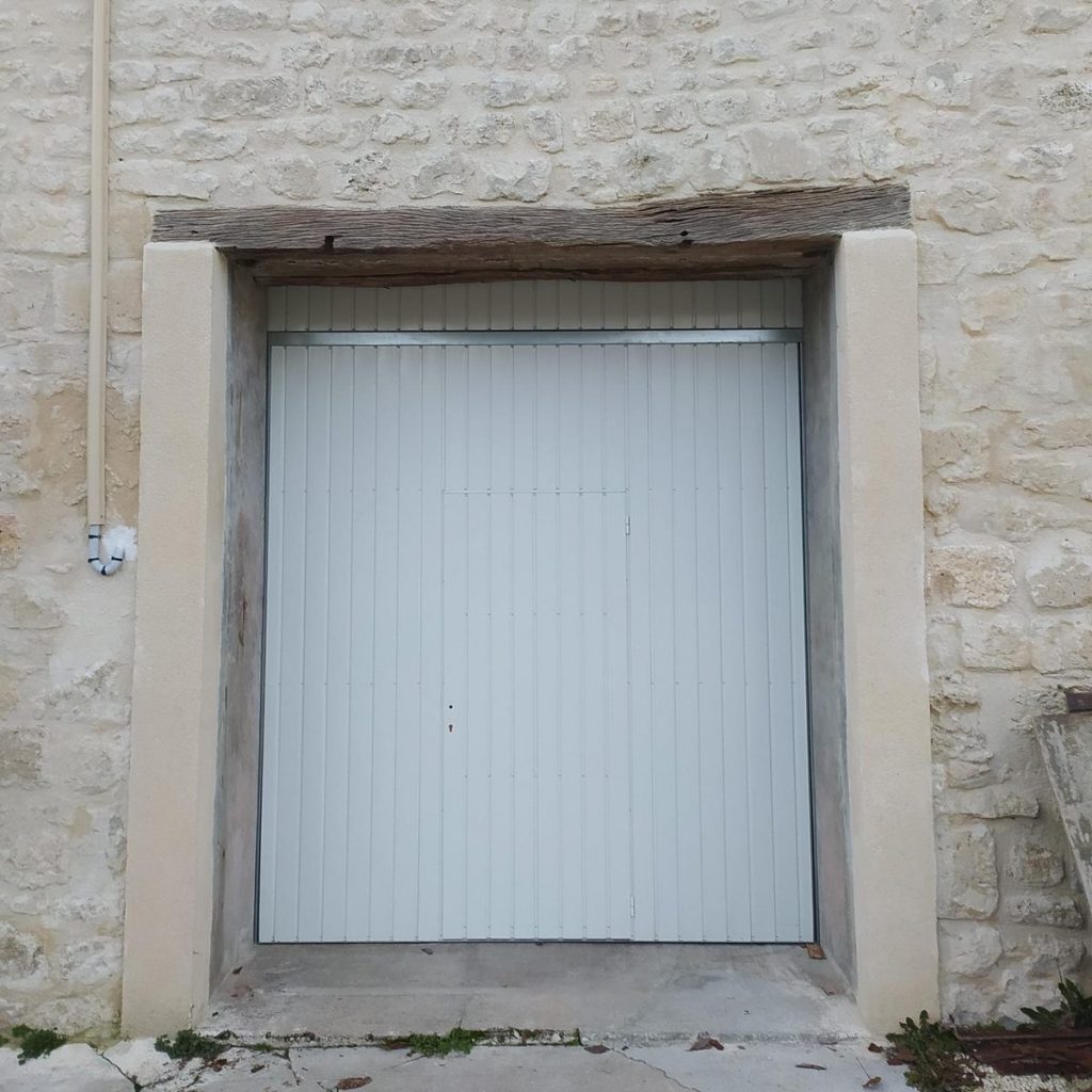 Porte garage basculante blanche linteau bois maison pierre pose