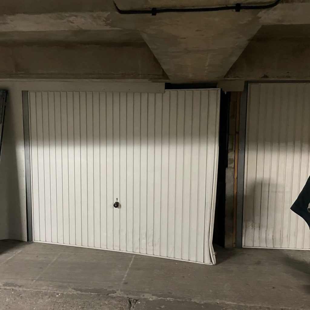 Porte garage basculante blanche pose parking sous sol