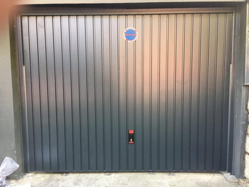 Porte garage basculante gris anthracite pose renovation sur mesure