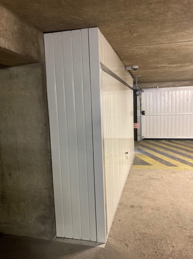Porte garage basculante grise parking souterrain pose copropriete