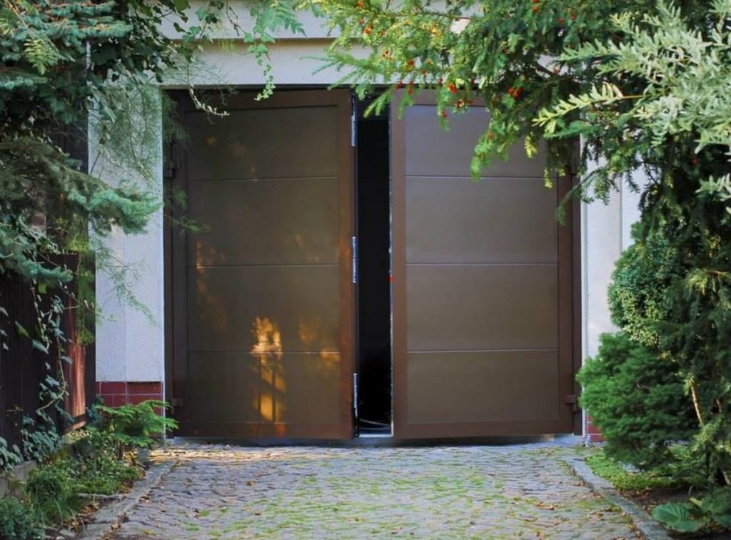 Porte garage battante aluminium marron design moderne pose
