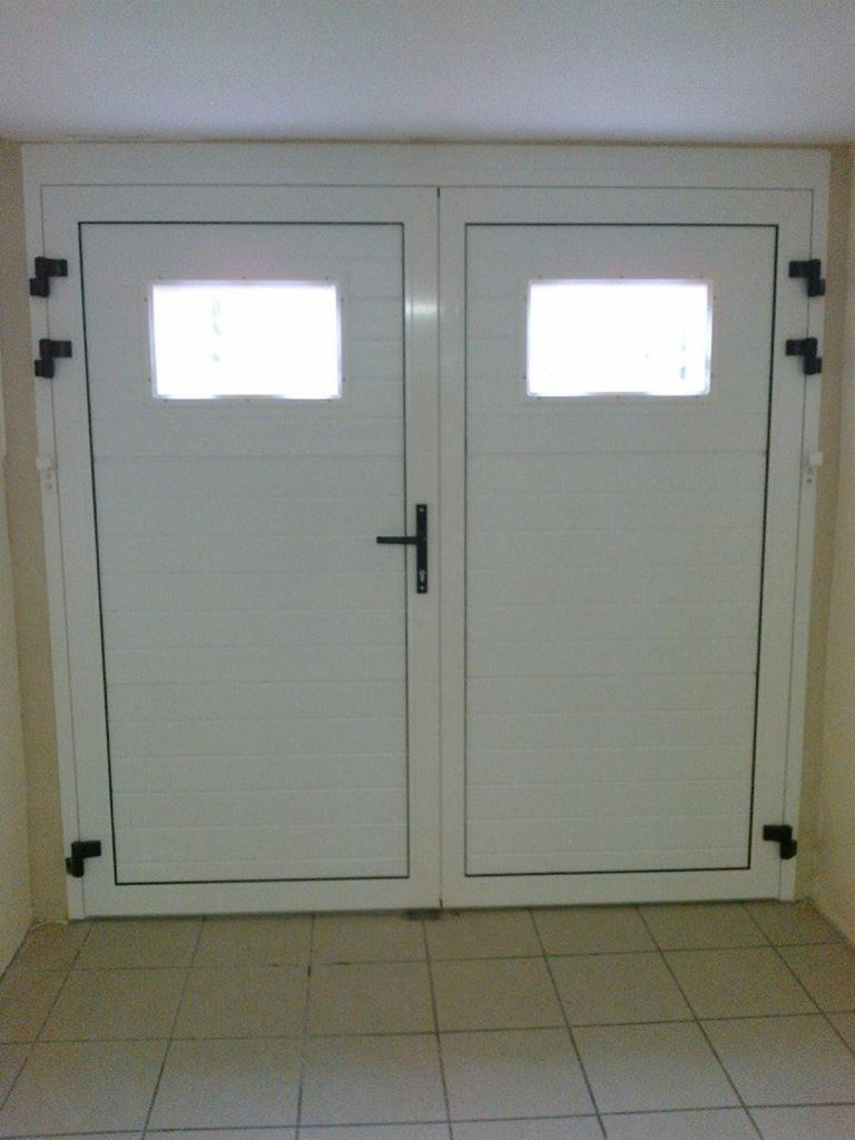 Porte garage battante blanche 2 vantaux hublots pose ile de france
