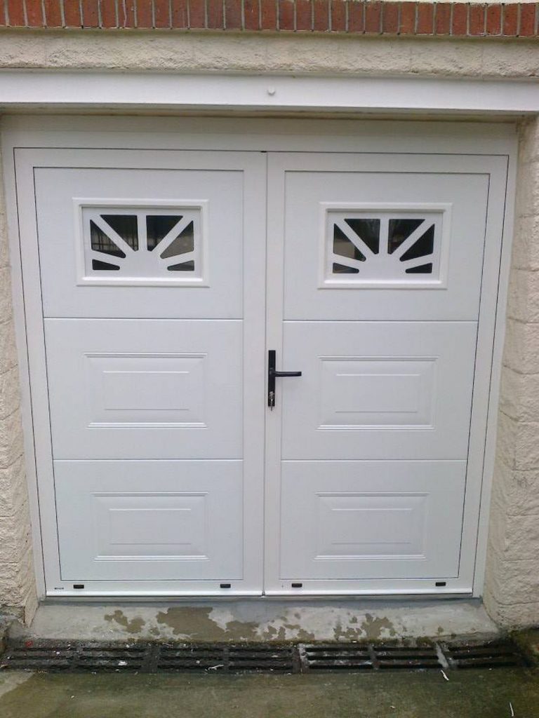Porte garage battante blanche hublots decoratifs pose sur mesure