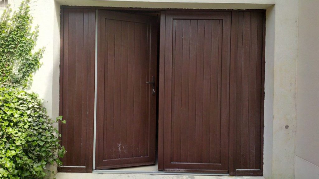 Porte garage battante bois marron portillon integre renovation