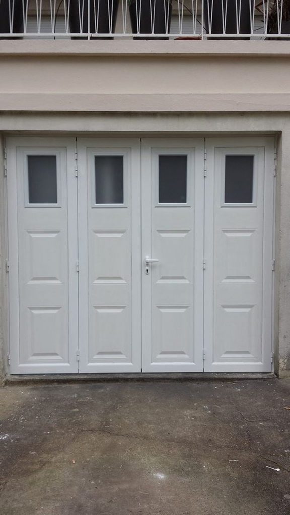 Porte garage battante pvc blanche hublots pose ile de france