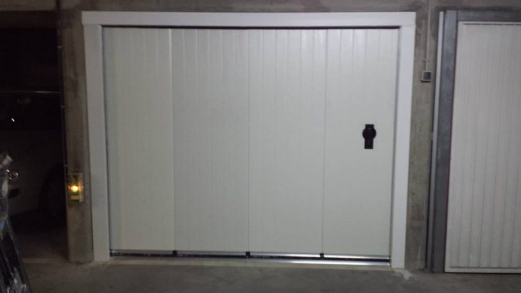 Porte garage coulissante blanche poignee noire pose renovation