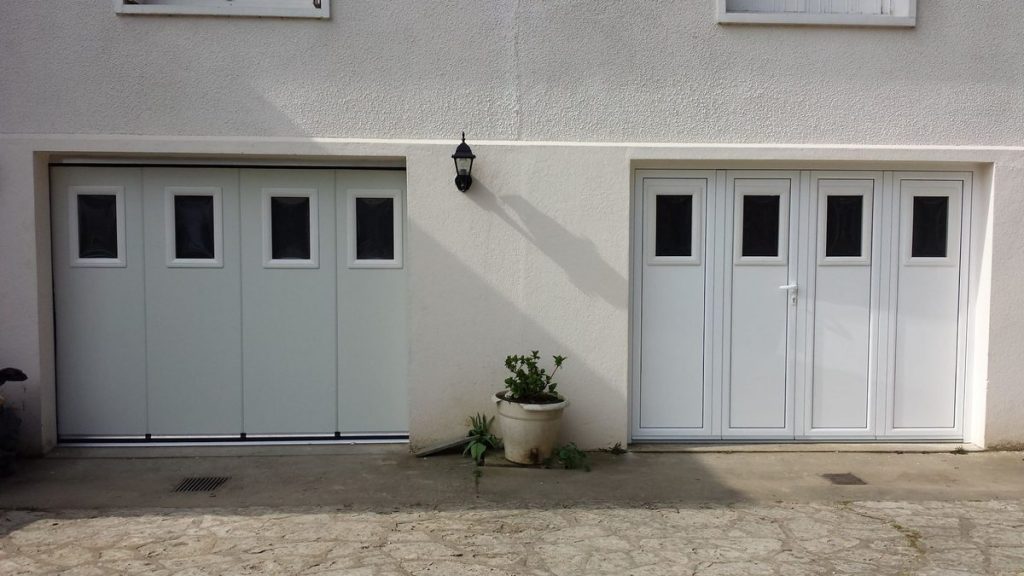 Porte garage coulissante laterale blanche hublots pose maison