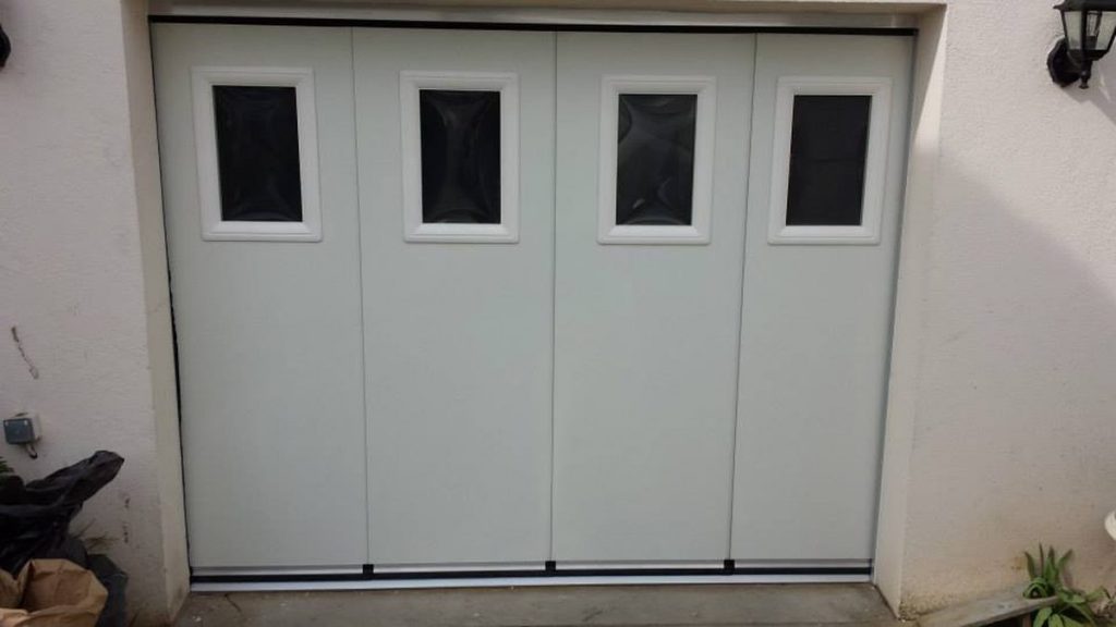 Porte garage coulissante laterale blanche lames verticales pose
