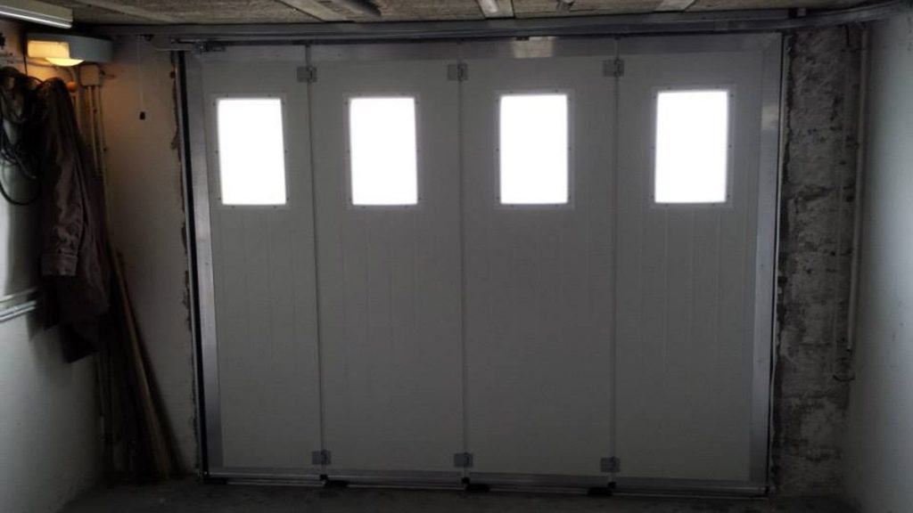 Porte garage coulissante laterale hublots vue interieure pose