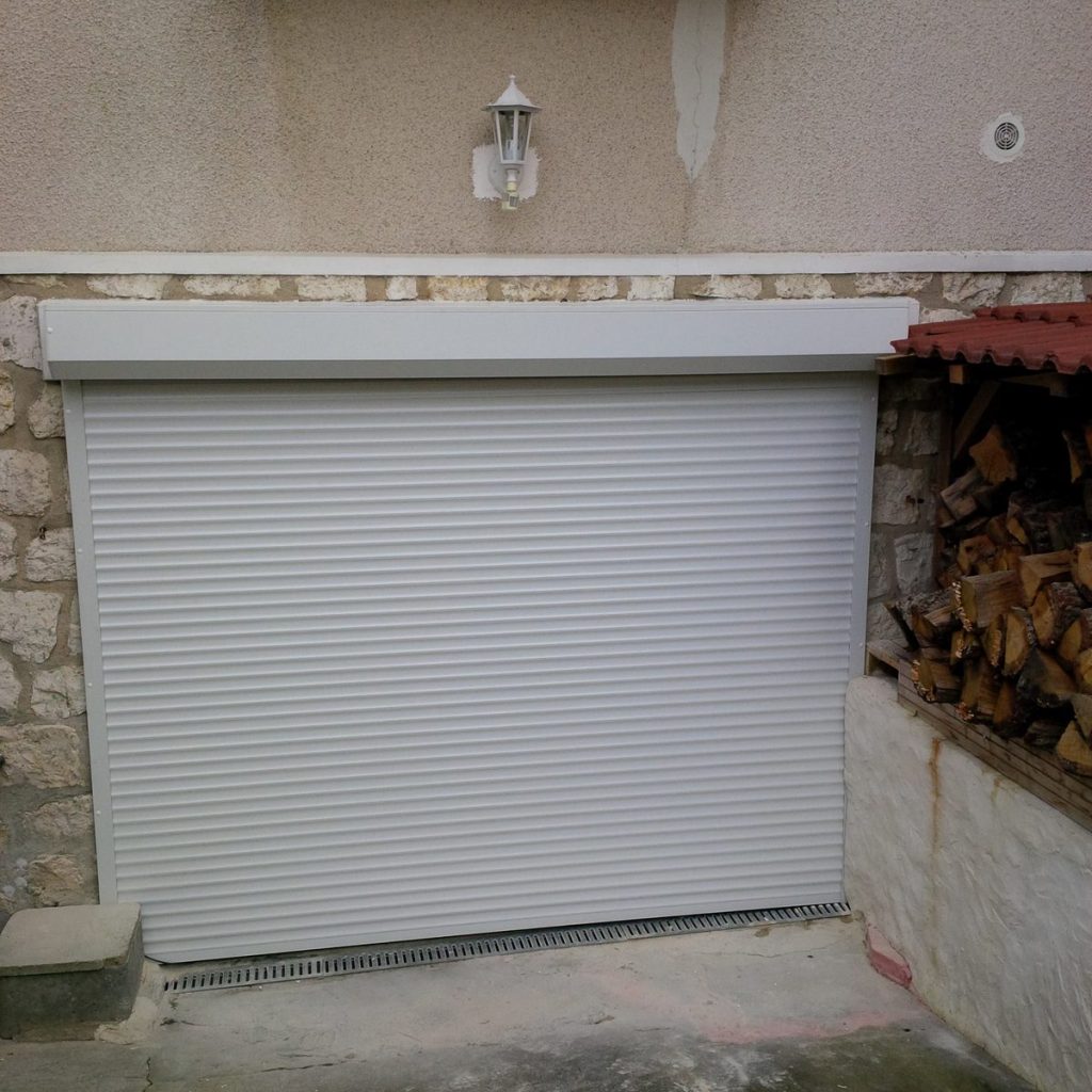 Porte garage enroulable blanche coffre exterieur facade pierre pose