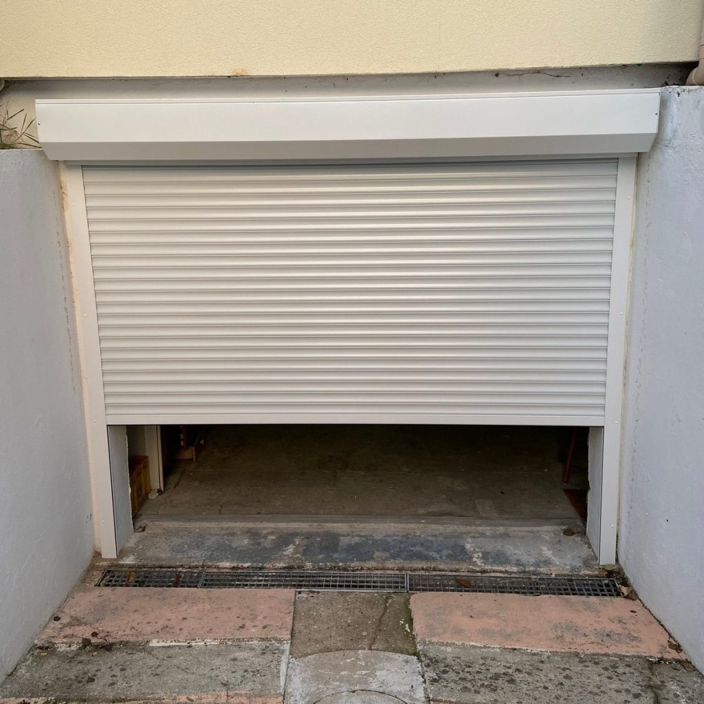 Porte garage enroulable blanche coffre exterieur pose pavillon