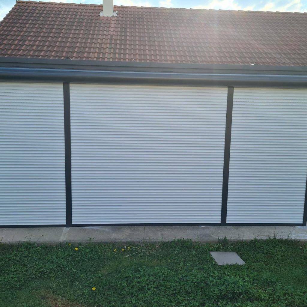 Porte garage enroulable blanche double grande largeur pose