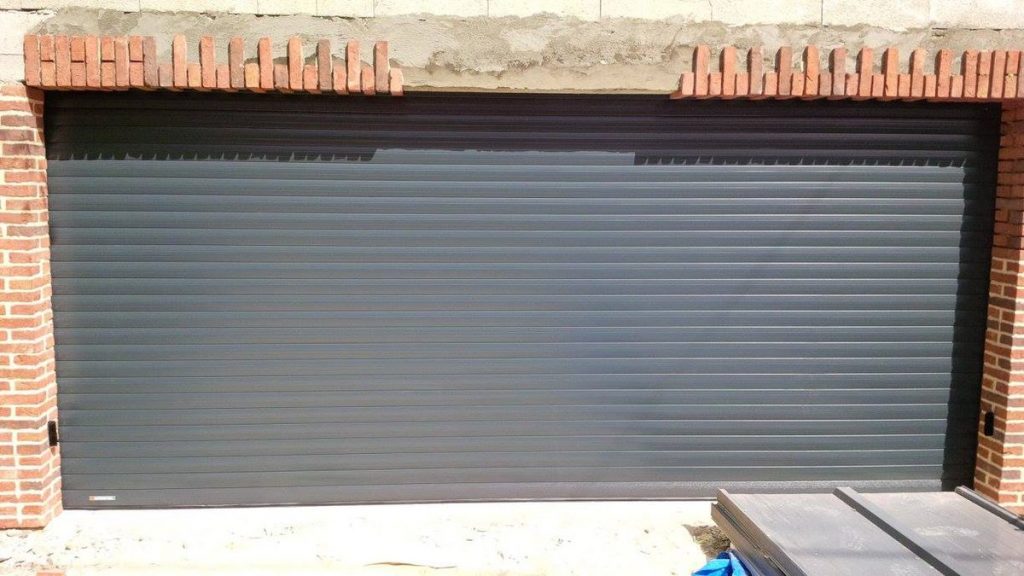 Porte garage enroulable blanche lames aluminium pose pavillon