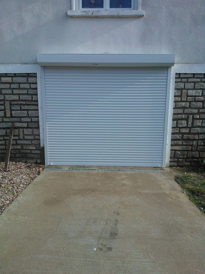 Porte garage enroulable blanche pose copropriete parking