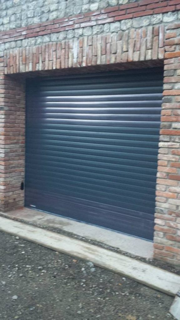 Porte garage enroulable gris anthracite mur briques pose renovation