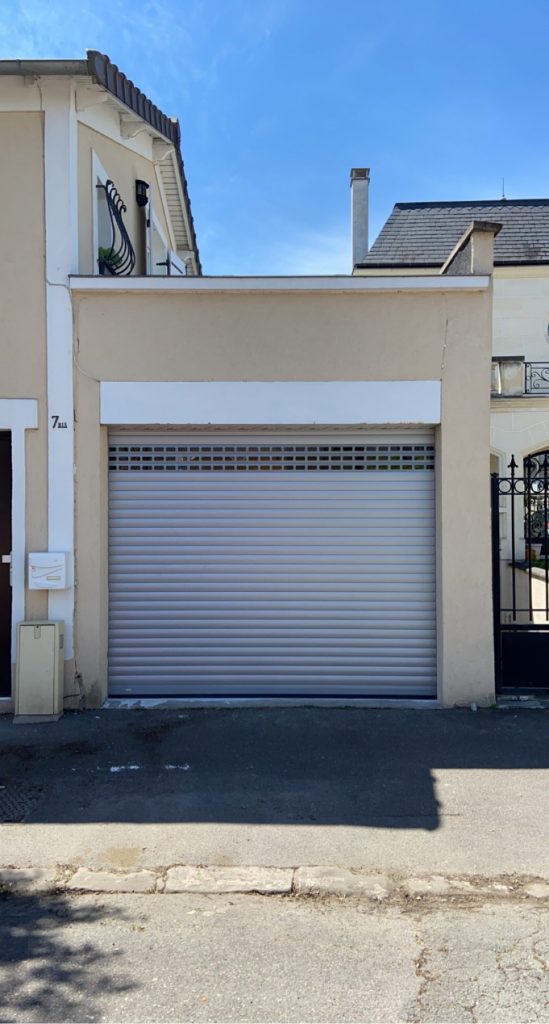 Porte garage enroulable grise facade maison ville pose ile de france