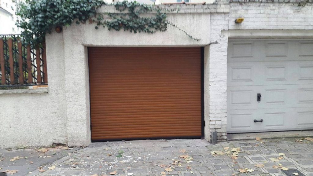 Porte garage enroulable ton bois chene dore pose region parisienne