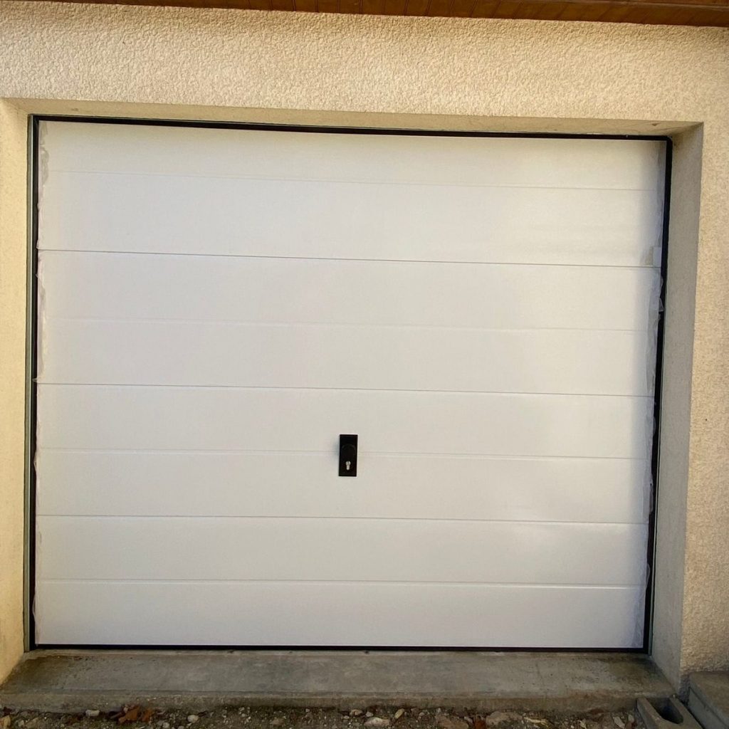 Porte garage sectionnelle blanche lisse pose pavillon ile de france