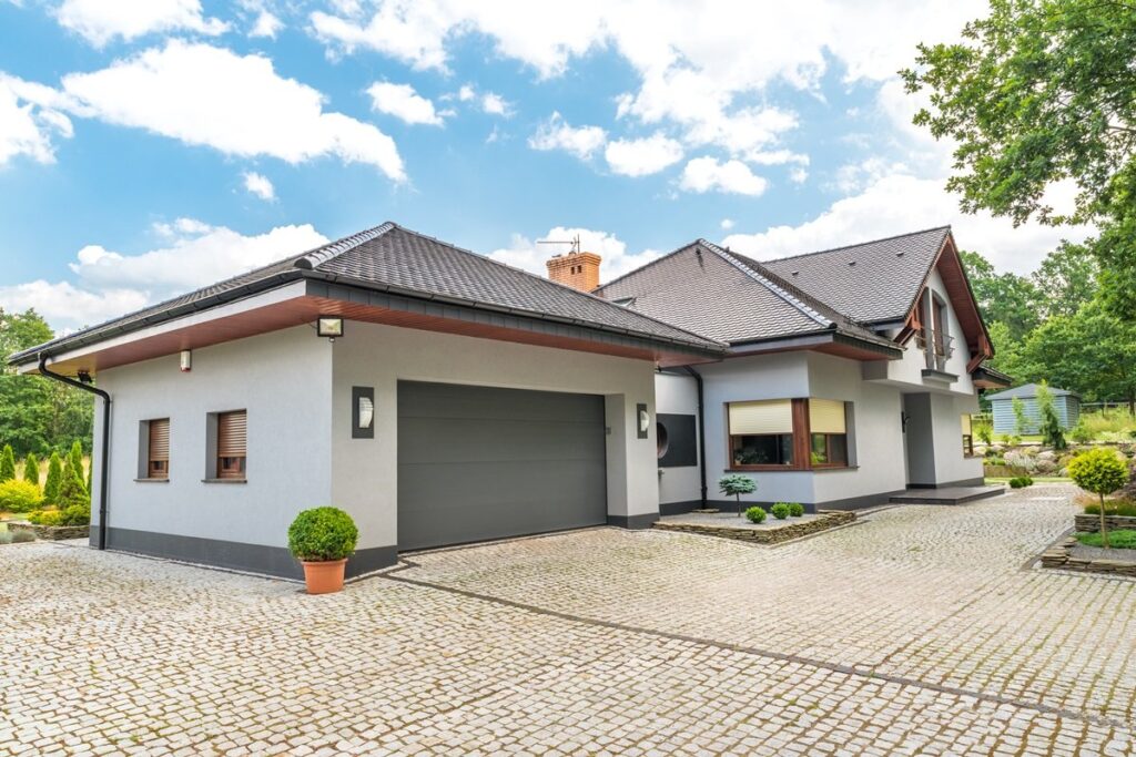Porte de garage sectionnelle gris anthracite sur mesure — photo de réalisation client
