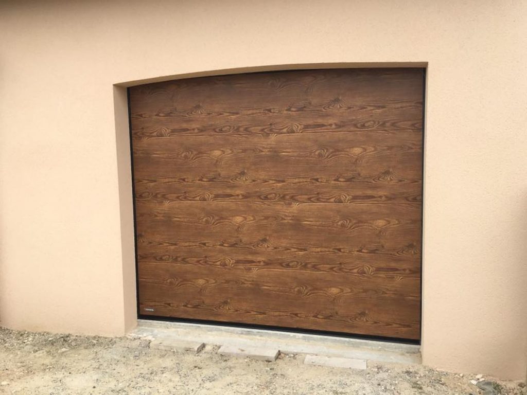 Porte garage sectionnelle ton bois fonce noyer pose sur mesure