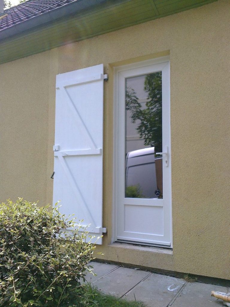 Porte service pvc blanche volet battant pose ile de france