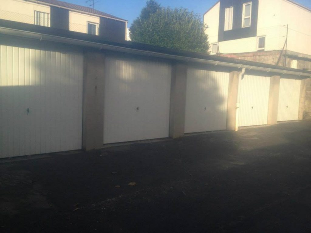Portes garage basculantes blanches pose copropriete ile de france