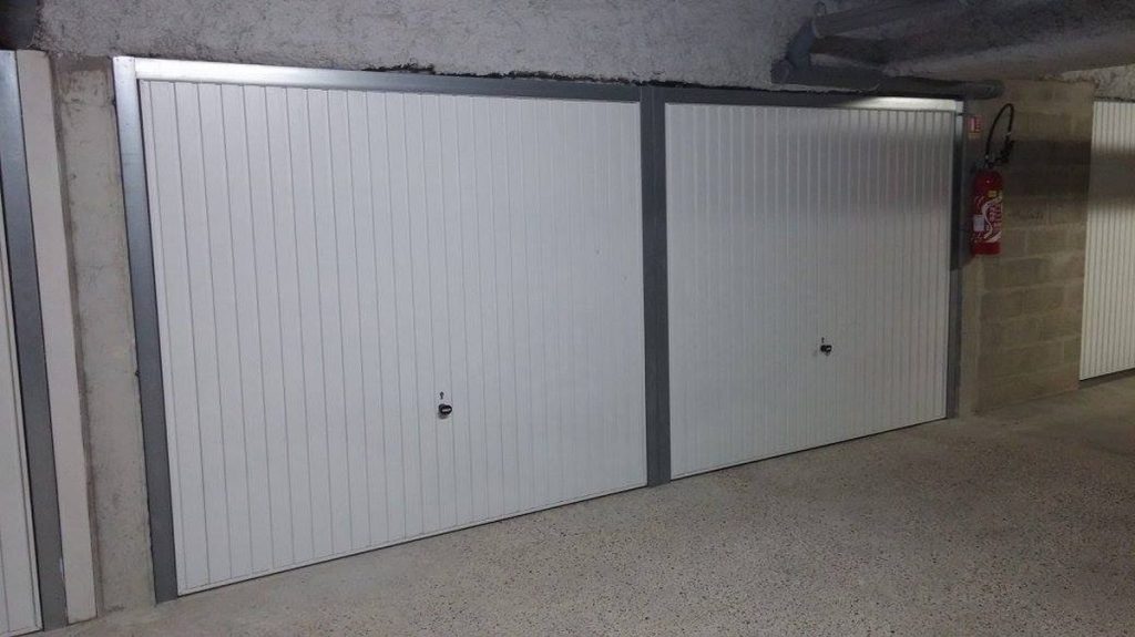 Portes garage basculantes blanches pose parking sous sol