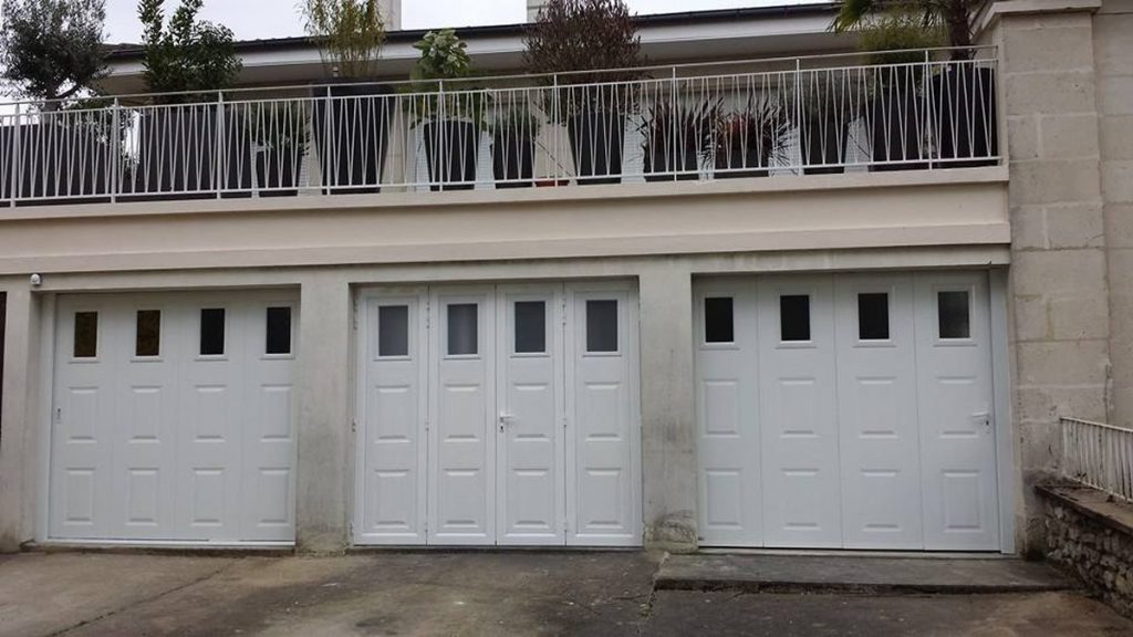 Portes garage battantes blanches hublots pose copropriete