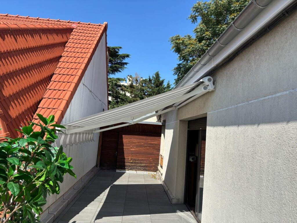 Store banne motorisé sur mesure — photo de réalisation client (Île-de-France)