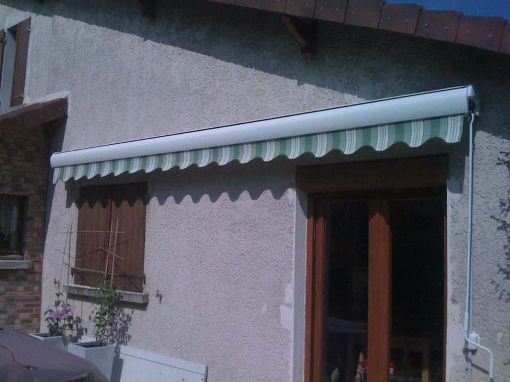 Store banne rayures vertes semi ouvert pose maison renovation