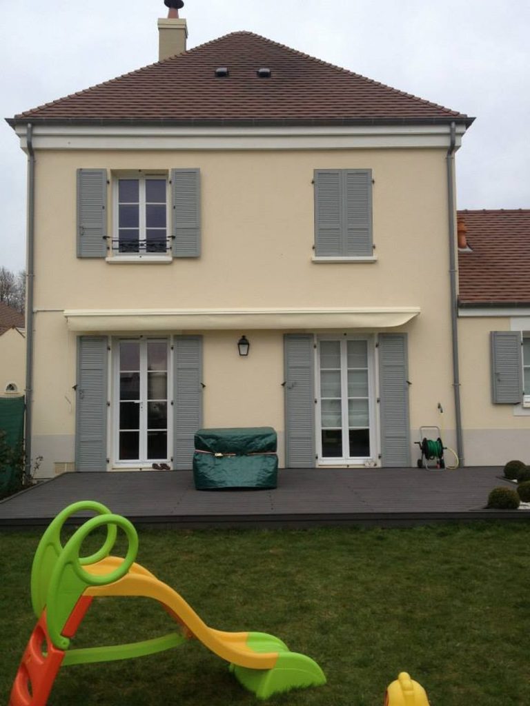 Store banne terrasse blanc maison traditionnelle pose ile de france